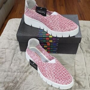 NEW Bernie Mev Womens FX Fly Berries/Cream Woven Shoes Memory Foam Vegan Sz 40/9
